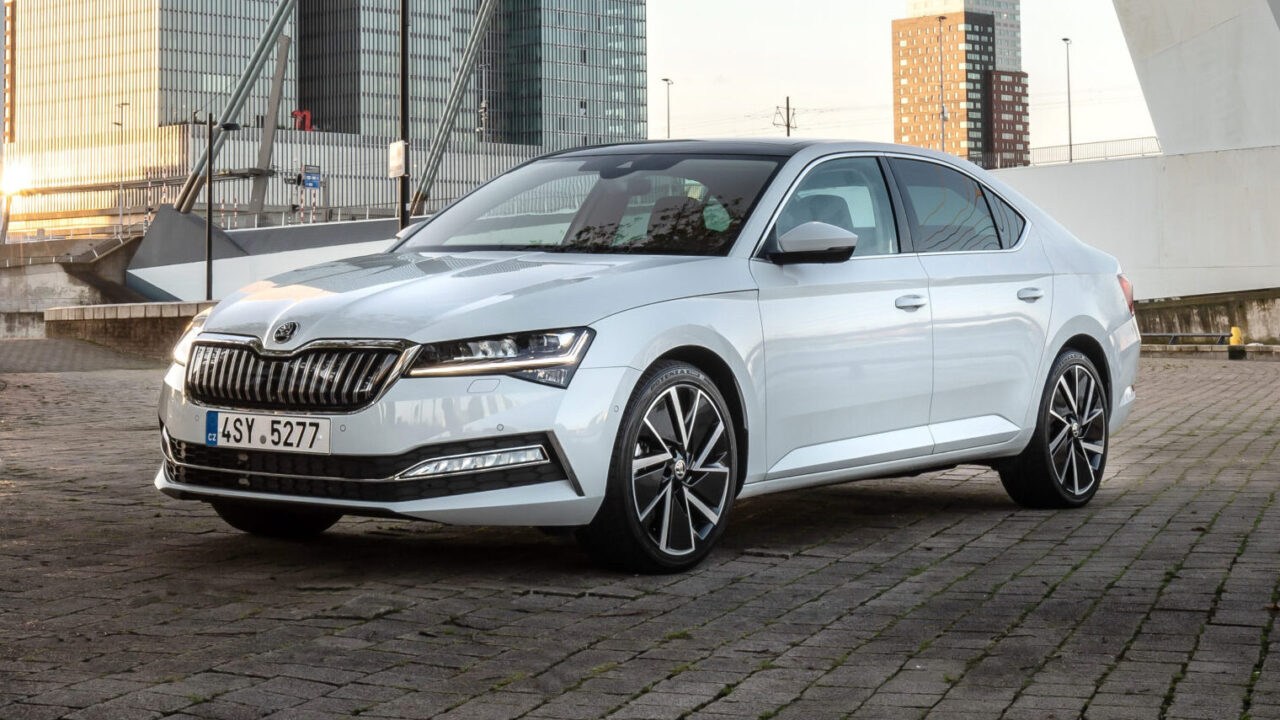 В Россию привезли из Китая новый Skoda Superb: сколько он стоит —  Автоновости дня