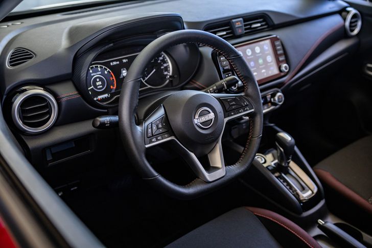 Салон Nissan Versa 2023 модельного года