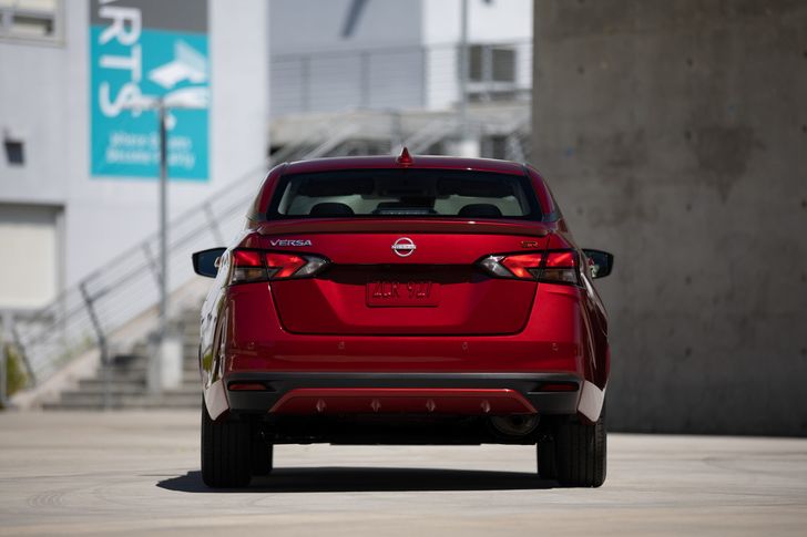 Экстерьер Nissan Versa 2023 модельного года