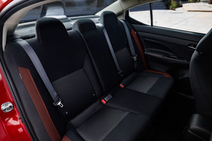 Салон Nissan Versa 2023 модельного года