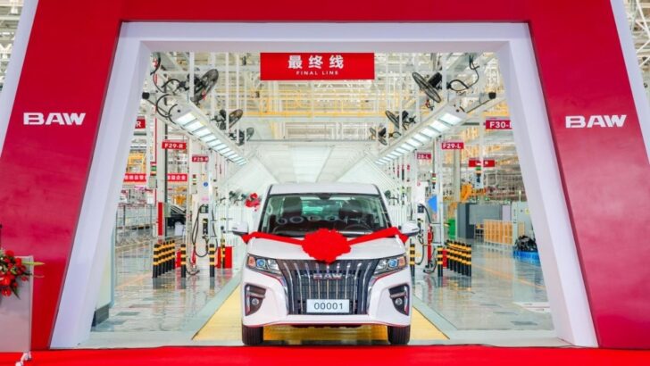 В Китае запустили производство большого минивэна BAW Ace дешевле LADA Granta в 2022 году