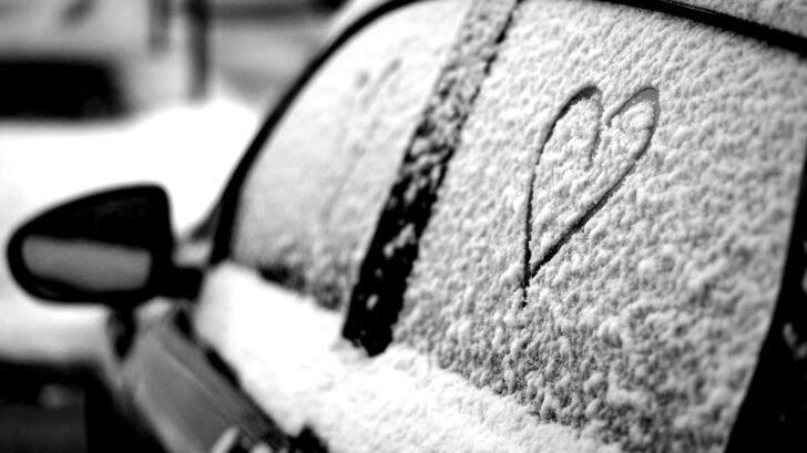Автоэксперт Субботин перечислил способы защиты автомашины от обледенения зимой