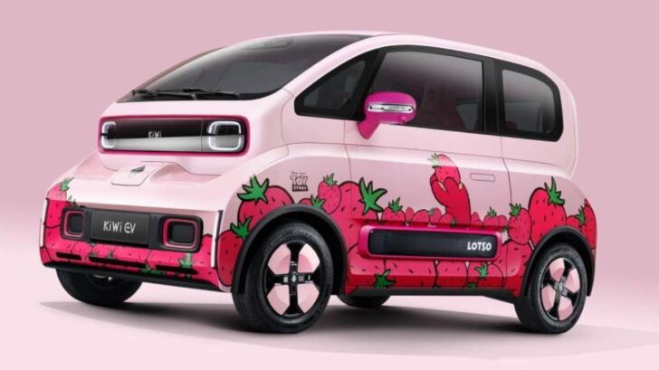 В Китае представлен созданный по мотивам мультфильма ярко-розовый электромобиль KiWi EV
