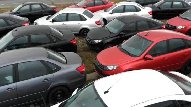 Соцсети: АвтоВАЗ выпустил почти 10 тысяч некомплектных LADA Granta