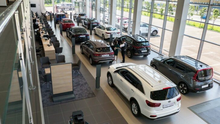 Продажи новых легковых автомобилей в России в апреле 2023 года выросли почти в 3 раза
