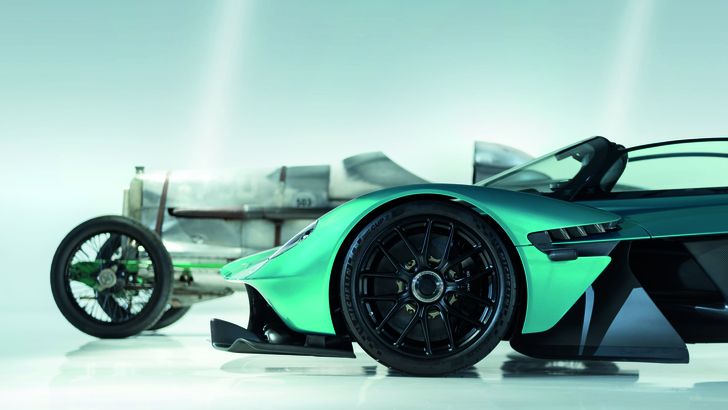 Гоночная машина Razor Blade 1923 года рядом с бескомпромиссным гиперкаром Aston Martin Valkyrie