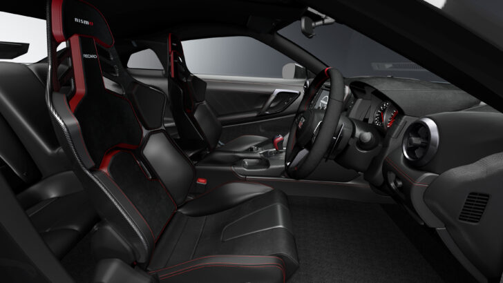Интерьер нового Nissan GT-R