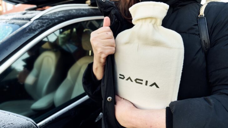 Компания Dacia высмеяла подписку BMW на подогрев сидений, выпустив бесплатные грелки