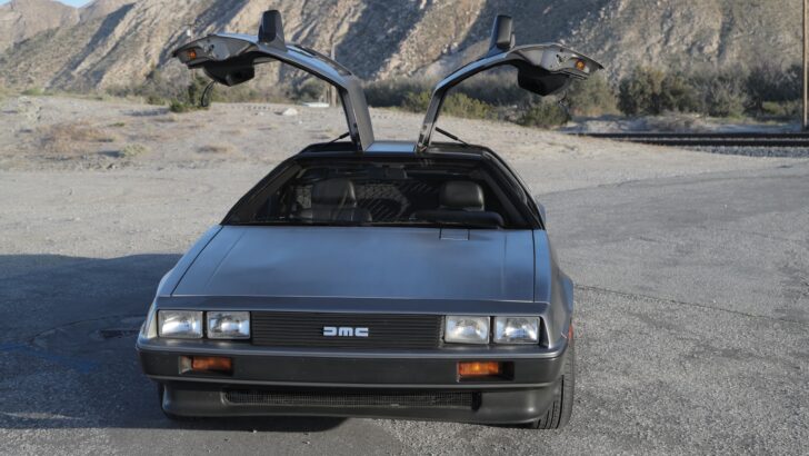 В России продают DeLorean, известный по фильму «Назад в будущее». Известен ценник