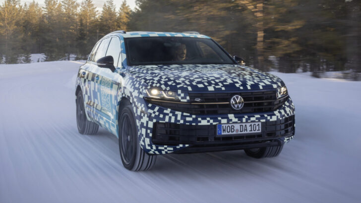 Volkswagen показал внешность и салон обновленного Touareg