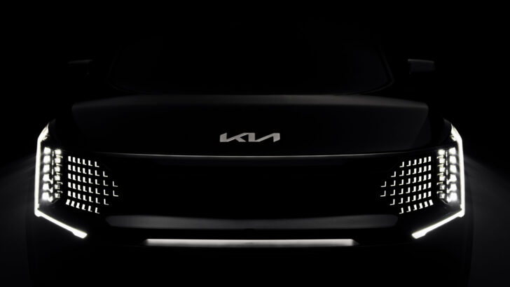 Новый электрический кроссовер Kia EV9 «засветился» на тизерах