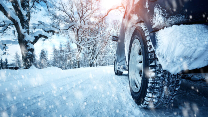 Названы главные неприятности российских автомобилистов зимой. Список из 6 самых частых проблем