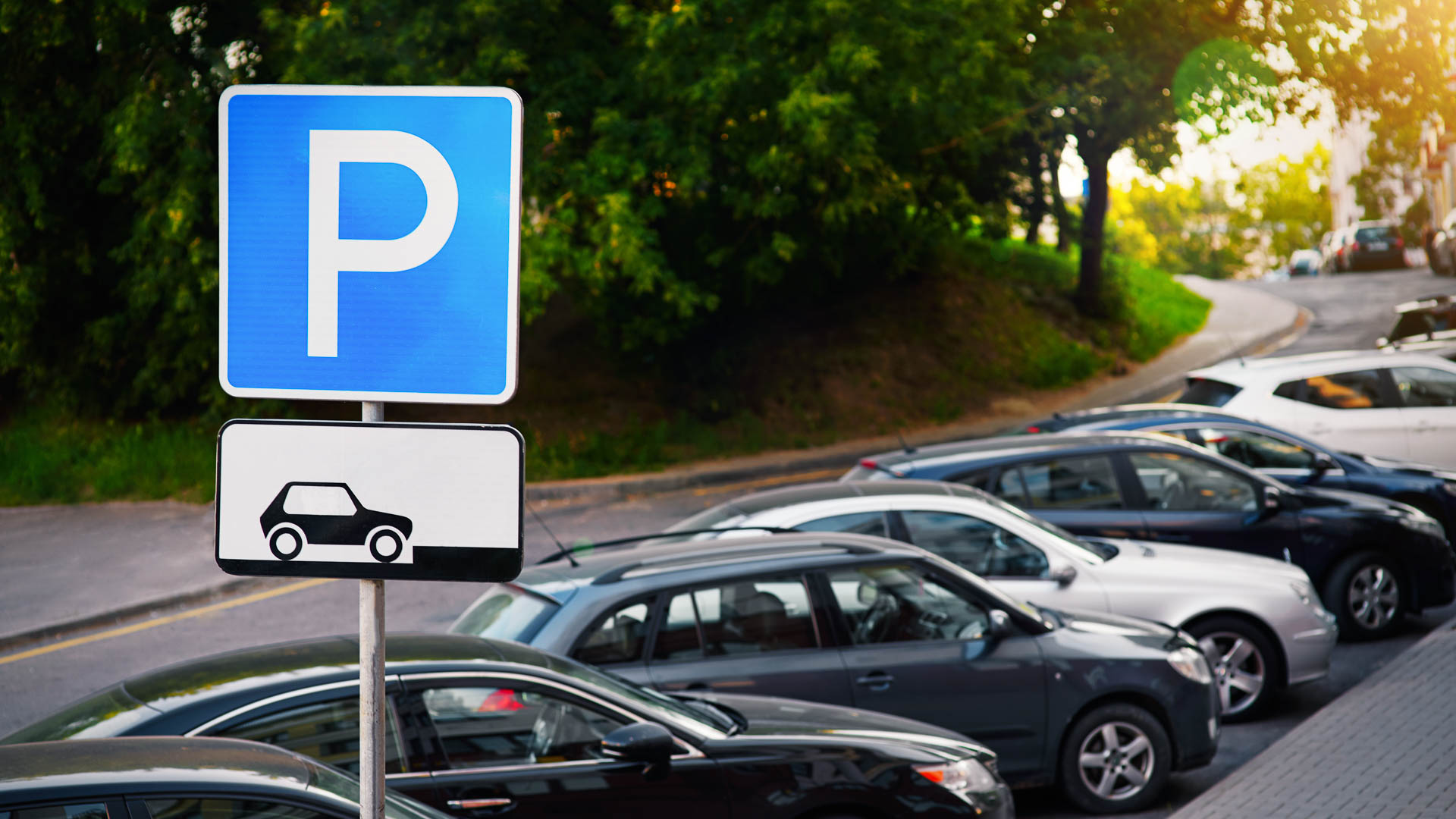 Стоит на бесплатной парковки. Парковка стоковые фото. Parking sign. Парковка вблизи прямо. Знак парковки в Испании.