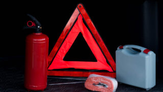 Знак аварийной остановки, аптечка, огнетушитель и трос
