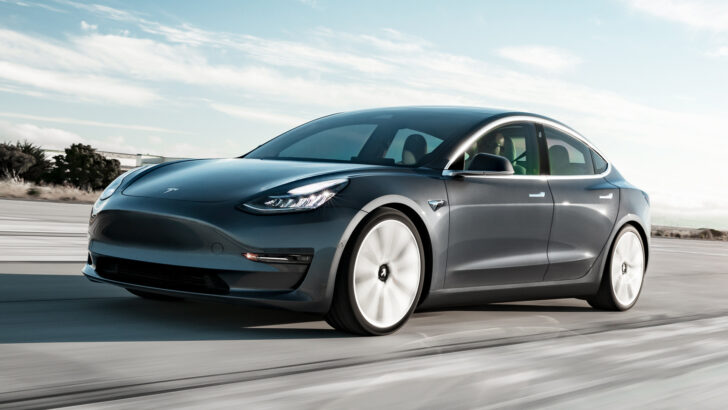 Электрический седан Tesla Model 3 стал одним из самых надежных автомобилей в Германии