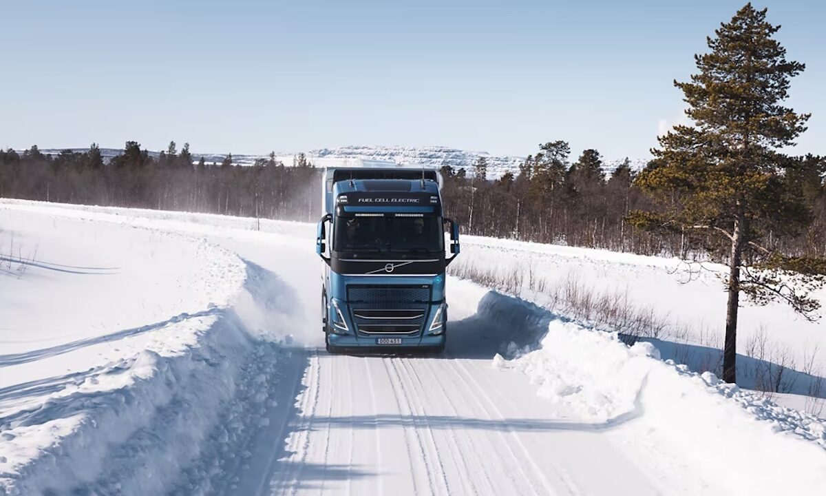 Volvo Trucks начал тестировать электрические грузовики на дорогах общего  пользования — Автоновости дня