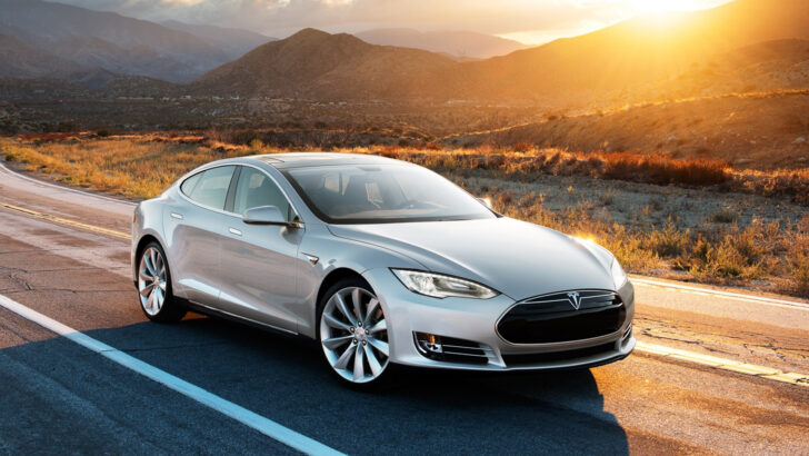 Tesla отзывает почти 16 тыс. электромобилей из-за проблем с ремнями безопасности