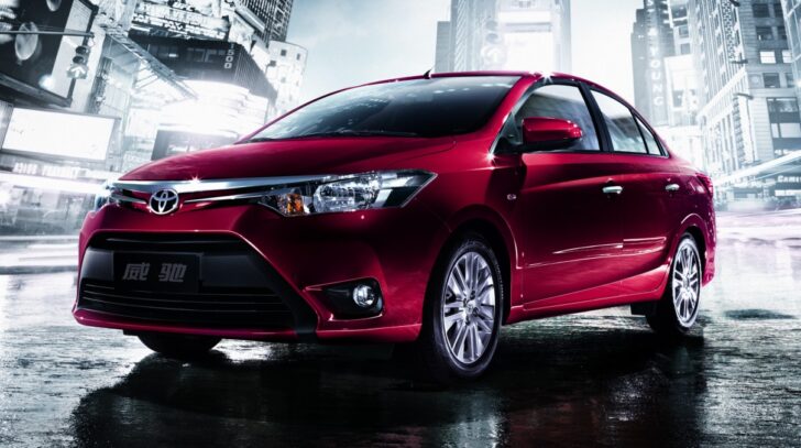В России начали продавать новый бюджетный седан Toyota. Это аналог Hyundai Solaris и LADA Vesta