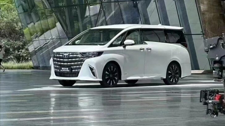 Дизайн минивэна Toyota Alphard нового поколения рассекречен до премьеры