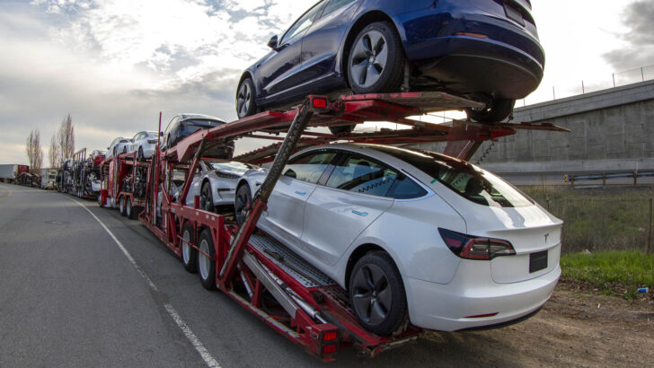 Автовоз с автомобилями Tesla