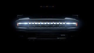 Вид спереди пикапа GMC HUMMER EV 3X 2024 года