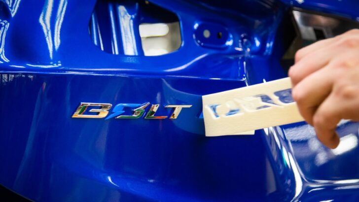 Chevrolet анонсировал новое поколение электромобиля Bolt 2024 года