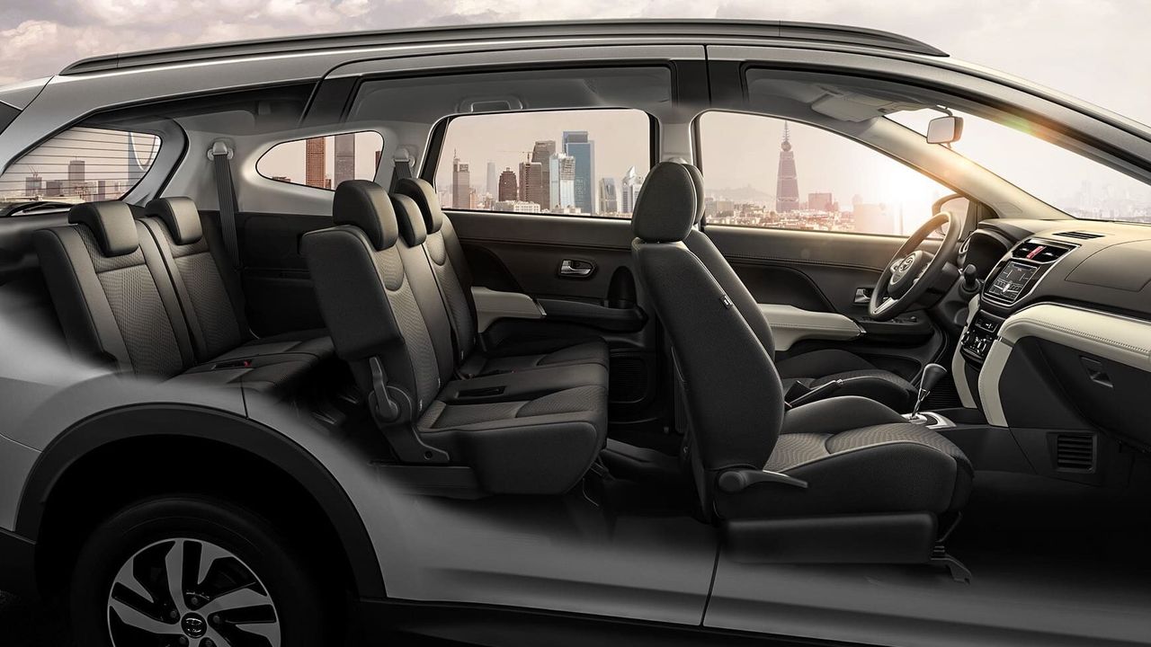 В Россию привезли неубиваемый семейный кроссовер Toyota, который стоит ...