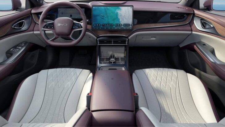 В Китае показали интерьер нового седана BYD с большим поворотным дисплеем
