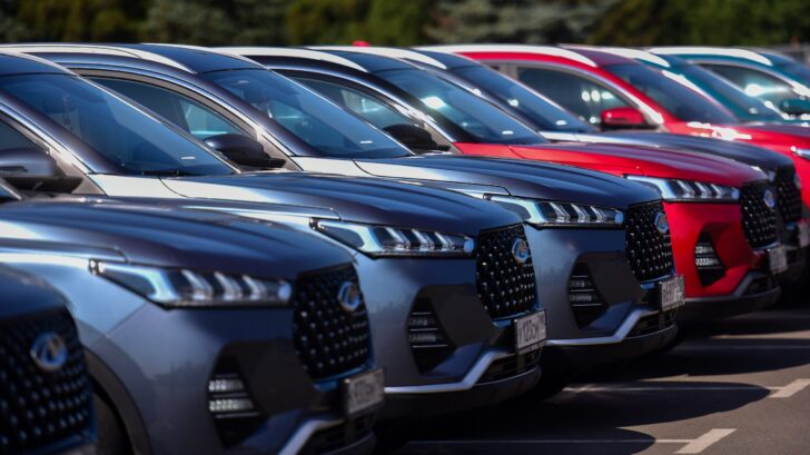 Продажи легковых автомобилей в августе обновят рекорд с 2021 года