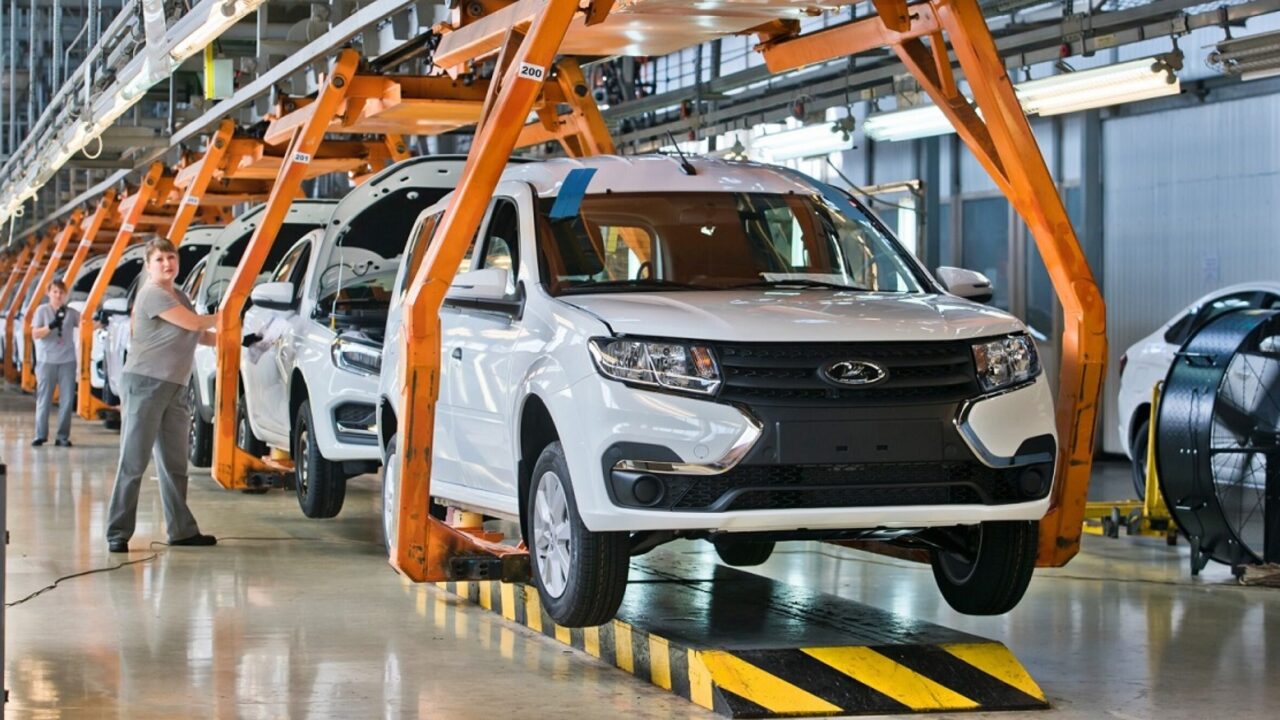 АвтоВАЗ кратно увеличит производство самой практичной модели LADA —  Автоновости дня