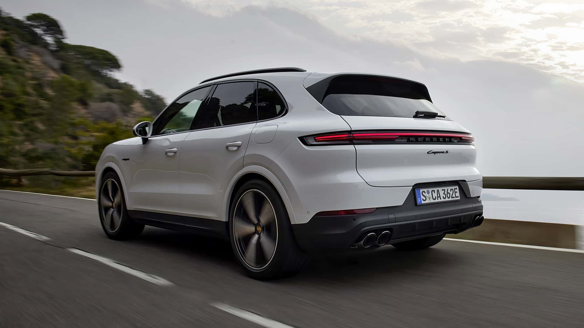 Порше кайен 2024 года. Porsche Cayenne 2024. Cayenne e Hybrid 2024. Новый Porsche Cayenne 2024. Porsche Interior 2024 Cayenne.