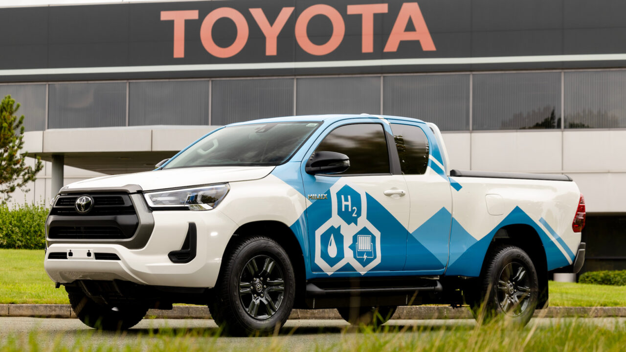 Пикап Toyota Hilux перешел на новое топливо. Подробности — Автоновости дня