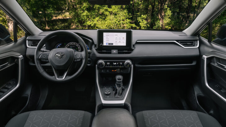 Интерьер Toyota RAV4
