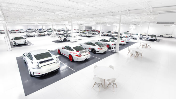 «Белая коллекция»: таинственный автовладелец выставил на аукцион 56 редких Porsche
