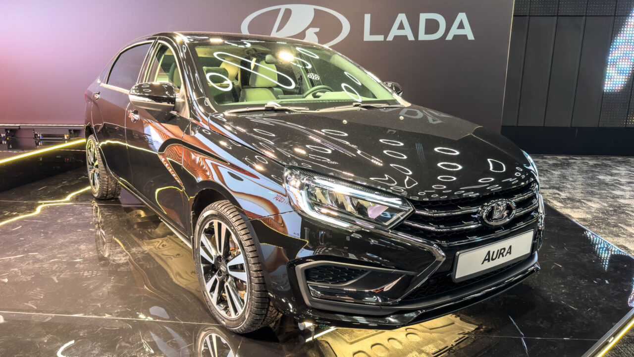 Первая LADA Aura появилась в салоне официального дилера марки — Автоновости  дня