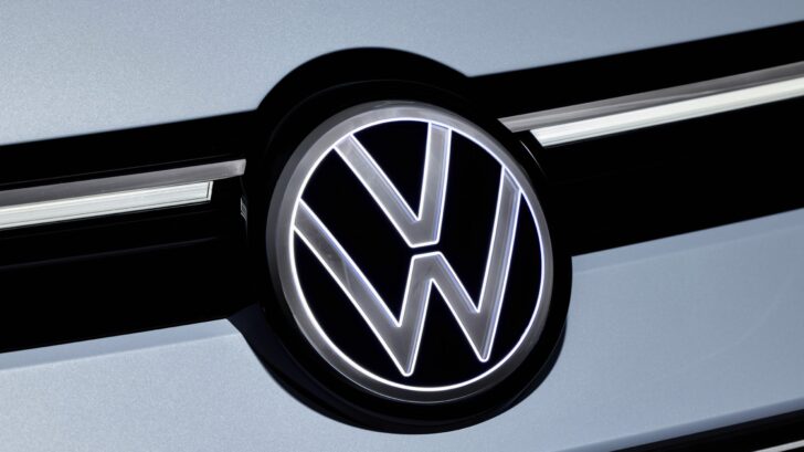 Новый Volkswagen Golf R-Line