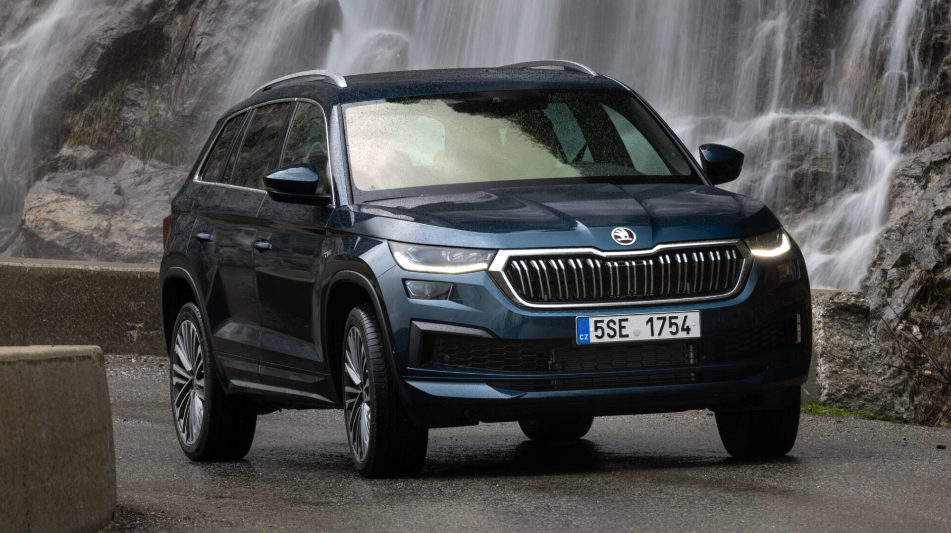 Skoda karoq 2022. Фольксваген кодиак. Шкода кодиак белый. Škoda kodiaq медведь. Шкода кодиак конкуренты.