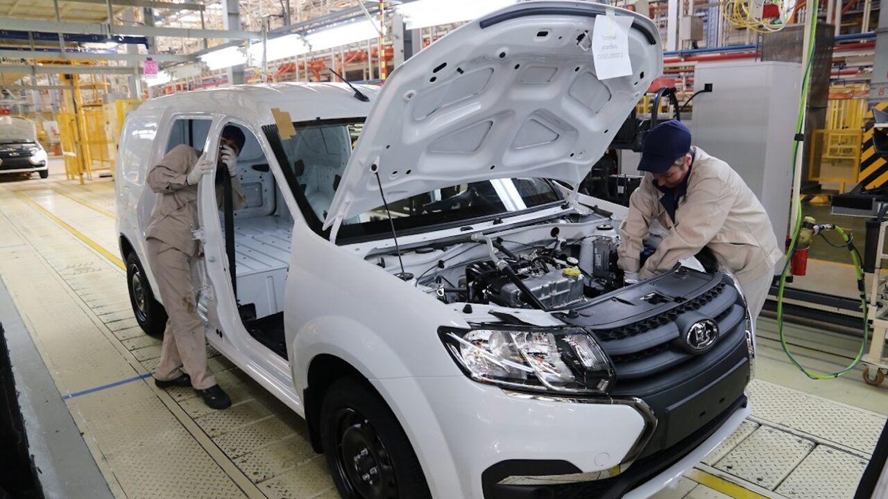 АвтоВАЗ запустит производство самой практичной модели Lada. Что известно —  Автоновости дня