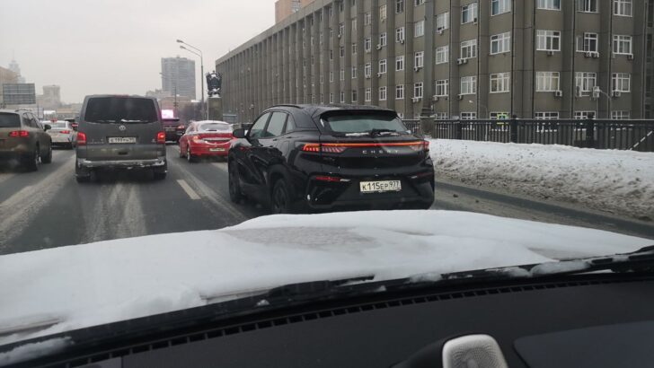 Chery eQ7 на улице Москвы