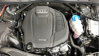 Двигатель Volkswagen EA888 под капотом автомобиля Audi