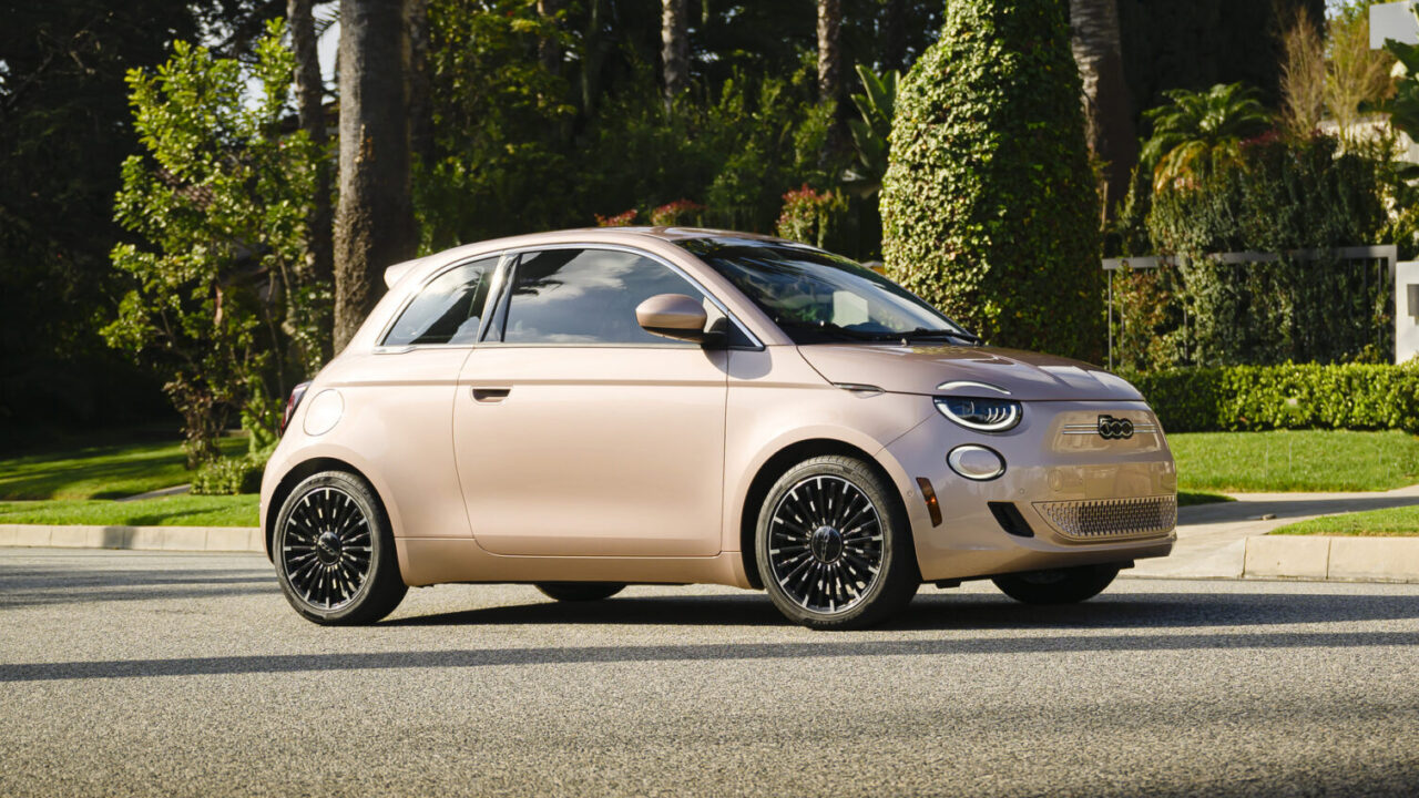 Электрический Fiat 500e получил две новые версии — Автоновости дня