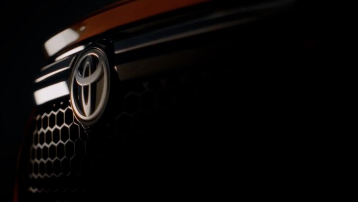 Toyota готовит новый бюджетный кроссовер за миллион рублей. Первое видео с новинкой