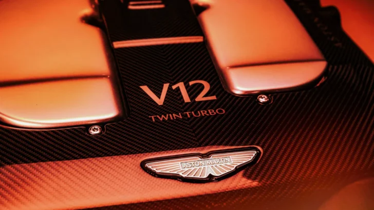 Aston Martin представил флагманский двигатель V12. Он выдает свыше 800 лошадиных сил