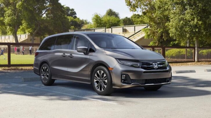 Минивэн Honda Odyssey обновился и подорожал