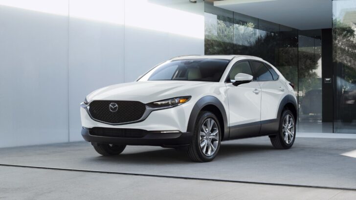 Объявлены цены и комплектации обновленной Mazda CX-30. Она дешевле многих «китайцев»