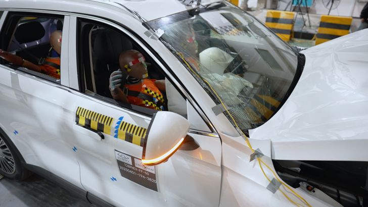 Безопасность лучшего кроссовера Chery проверили в лобовом ДТП. Что получилось