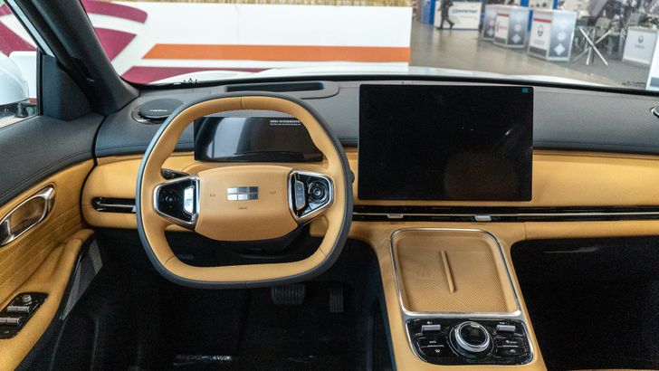 Интерьер Belgee X80 PHEV