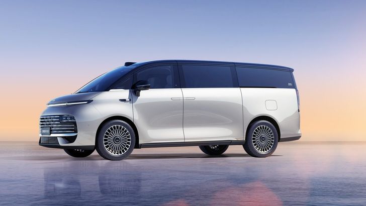 В Китае представили минивэн Geely Galaxy V900: модель могла бы заменить на рынке России Toyota Alphard и HiAce