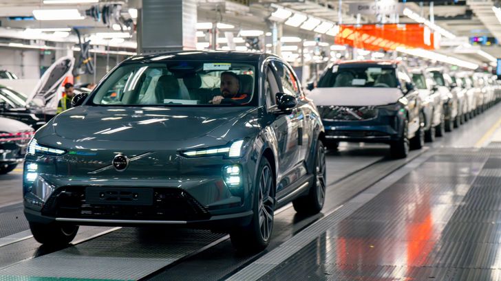 Началось производство нового кроссовера Volvo. Где он выпускается и сколько проезжает без подзарядки Началось производство нового кроссовера Volvo. Где он выпускается и сколько проезжает без подзарядки